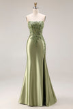Robe de soirée longue vert foncé satin sans bretelles appliquée avec fente