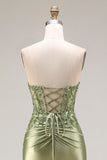 Robe de soirée longue vert foncé satin sans bretelles appliquée avec fente