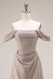 Robe de bal longue grise aux épaules dénudées, froncée et lacette dans le dos