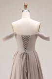 Robe de bal longue grise aux épaules dénudées, froncée et lacette dans le dos