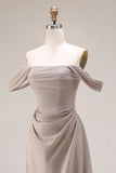 Robe de bal longue grise aux épaules dénudées, froncée et lacette dans le dos