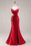 Robe de bal longue en satin découpée en rouge avec une fente