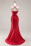 Robe de bal longue en satin découpée en rouge avec une fente
