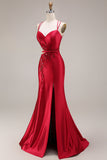 Robe de bal longue en satin découpée en rouge avec une fente