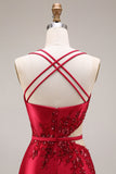 Robe de bal longue en satin découpée en rouge avec une fente
