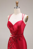 Robe de bal longue en satin découpée en rouge avec une fente