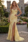 Robe de bal longue jaune à bretelles fines avec broderies florales