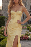 Robe de bal longue jaune à bretelles fines avec broderies florales