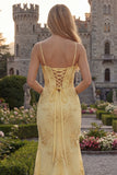 Robe de bal longue jaune à bretelles fines avec broderies florales