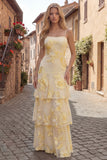 Robe de soirée longue à bretelles fines jaune en ligne A avec broderies florales