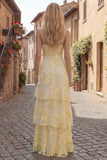 Robe de soirée longue à bretelles fines jaune en ligne A avec broderies florales
