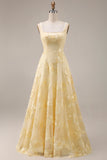 Robe de bal jaune à col carré à col carré avec broderies