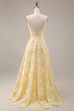 Robe de bal jaune à col carré à col carré avec broderies