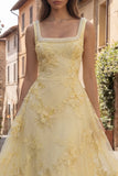Robe de bal jaune à col carré à col carré avec broderies