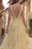 Robe de bal jaune à col carré à col carré avec broderies