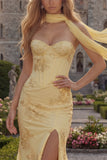Corset sans bretelles jaune sirène avec une écharpe de bal