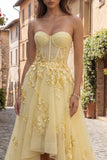 Robe de bal de promo jaune sans bustiers en tulle à ligne A avec une broderie florale