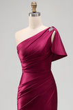 Robe de cérémonie maxi maxi, sirène en satin bourgogne froncée à une épaule, fendue latérale