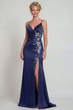 Robe de la mère de la mariée à bretelles en satin bleu marine appliquée avec fente