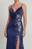 Robe de la mère de la mariée à bretelles en satin bleu marine appliquée avec fente