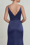 Robe de la mère de la mariée à bretelles en satin bleu marine appliquée avec fente