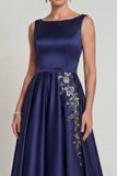 Robe de mère de la mariée à col bateau marine à col bateau en satin A avec des appliques