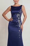 Robe de la mère de la mariée longue sirène en satin à col bateau bleu marine avec des appliques