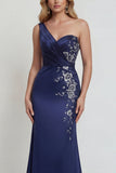 Robe marine en satin satin de la mère de la mariée avec des appliques