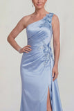 Robe de la mère de la mariée en satin appliquée sur une épaule en sirène bleue avec fente