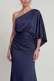 Une épaule bleu marine froncée longue robe de mère de la mariée