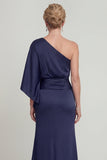 Une épaule bleu marine froncée longue robe de mère de la mariée