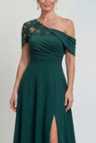 Robe de mère de la mariée vert foncé à une épaule appliquée en ligne A avec fente