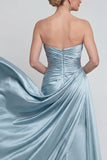 Robe de la mère de la mariée en satin long en satin bleu et cape