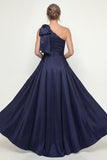 Robe de la mère de la mariée à épaule à épaule avec étui bleu marine et cape