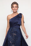 Robe de la mère de la mariée à épaule à épaule avec étui bleu marine et cape