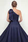Robe de la mère de la mariée à épaule à épaule avec étui bleu marine et cape