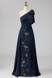 Robe de la mère de la mariée à épaule à épaule avec étui bleu marine et cape