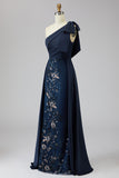Robe de la mère de la mariée à épaule à épaule avec étui bleu marine et cape