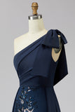 Robe de la mère de la mariée à épaule à épaule avec étui bleu marine et cape