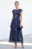 Robe de la mère de la mariée à étui marine scintillante à paillettes à col bateau