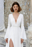 Robe de mariée à manches longues à manches longues en ivoire à col en V avec fente