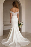 Robe de mariée ivoire à traîne décollée corset