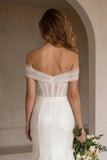 Robe de mariée ivoire à traîne décollée corset