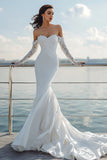 Robe de mariée en traîne sirène à épaules dénudée ivoire avec dentelle