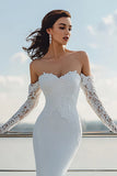 Robe de mariée en traîne sirène à épaules dénudée ivoire avec dentelle