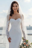 Robe de mariée en traîne sirène à épaules dénudée ivoire avec dentelle