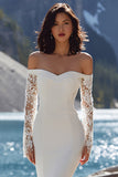 Robe de mariée en traîne à balayage d’épaule en mer ivoire avec fente