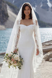 Robe de mariée en traîne à balayage d’épaule en mer ivoire avec fente