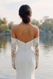 Robe de mariée sirène en satin ivoire à balayage décollé avec manches