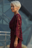Robe de mère de la mariée en dentelle en bordeaux à fourreau